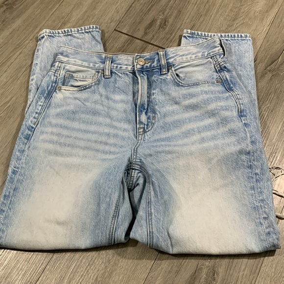 American Eagle “Mom Jean” Light Wash Distressed Busted Knee size 4Short - Picture 3 of 9